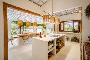 a kitchen with a white counter and a table at Preá Kite House in Prea