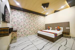 Katil atau katil-katil dalam bilik di FabHotel The Crystal Palace Rohini +18 gambar