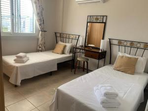 Katil atau katil-katil dalam bilik di Peaceful 2 bed apartment with beautiful views +3 gambar
