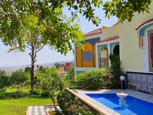 La pileta dentro o cerca de Riad Dar Achaach