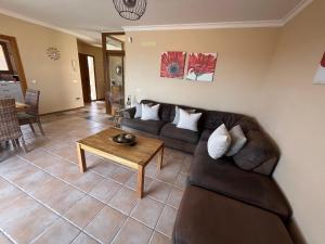 un salon avec un canapé et une table dans l'établissement Villa Senorio, à Caleta de Fuste