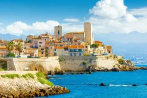 a group of houses on a hill next to the ocean at Charmant Studio rénové à Antibes, plage à 10 min à pied in Antibes +6 photos