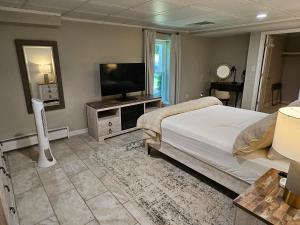Ένα ή περισσότερα κρεβάτια σε δωμάτιο στο Mooresville Furnished Garden Apartment