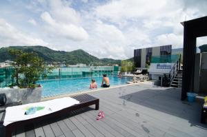 Бассейн в Mirage Express Patong Phuket Hotel или поблизости