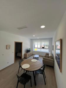 Ένα ή περισσότερα κρεβάτια σε δωμάτιο στο Apartamentos del Raval +30 φωτογραφίες