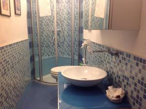 A bathroom at LA FINESTRA SUL BORGO Dimora Storica