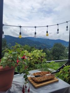 una ciotola di cibo su un tavolo con vista sulle montagne di GUEST HOUSE RIMAS HOME a Khulo