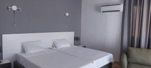 Ένα ή περισσότερα κρεβάτια σε δωμάτιο στο Lighthouse otel