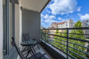 シュチェチンにあるPark Apartamenty Mariacka Szczecin z Parkingiem by Noclegi Rentersの景色を望むバルコニー(テーブル、椅子付)