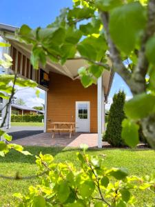 HaarEMSLAND-CAMP的坐在房子外的木凳