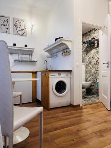 cocina con lavadora en una habitación en Bright and cozy old town studio!, en Tallin