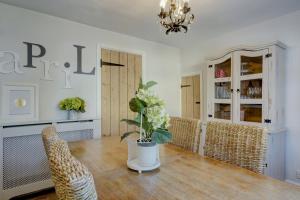 - une salle à manger avec une table, des chaises et un vase fleuri dans l'établissement April Cottage by Winterton Cottages, à Winterton-on-Sea