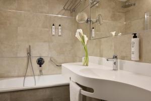 A bathroom at FH55 Grand Hotel Mediterraneo
