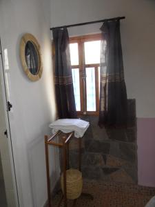 una camera con finestra e sgabello accanto a una porta di Gite Tigmi Azrur a Tabant