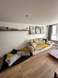 sala de estar con sofá en el suelo en Les Cîmes - Cosy apartment, en Val dʼIsère
