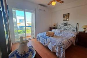 Un dormitorio con una cama con un gato acostado en ella. en Casa Blanca - Mojacar Playa, en Mojácar 30 fotos más