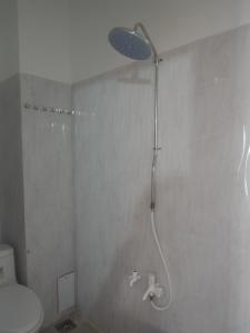 y baño con ducha, aseo y cabezal de ducha. en Guest House 36 (2) en Rạch Giá