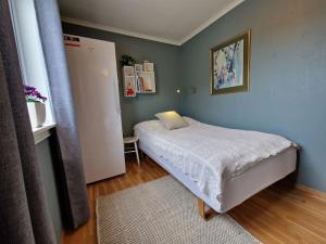 Un dormitorio pequeño con una cama en una habitación. en Hessahuset, en Ålesund