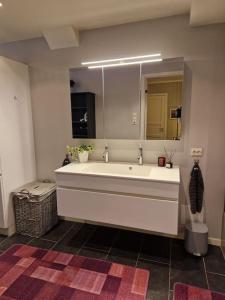 Un baño con bañera y un espejo grande. en Hessahuset, en Ålesund 22 fotos más