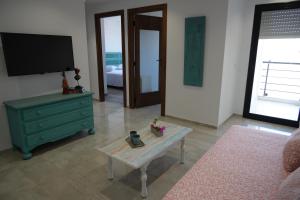 TV a/nebo společenská místnost v ubytování Le turquoise de mer