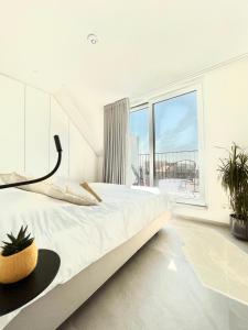 Postel nebo postele na pokoji v ubytování MOLO roof - stylish penthouse with marina view Blankenberge within walking distance from the sea - 15 km from Bruges