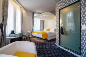 ein Hotelzimmer mit Bett und Badewanne in der Unterkunft Magic Hotel Bergen City Center, a member of Radisson Individuals in Bergen