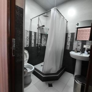 A bathroom at GIO-NIKA