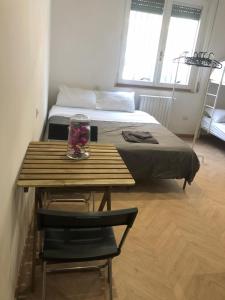 a bedroom with a bed and a wooden table with a table sidx sidx sidx at Doberdó in Milan +1 photo