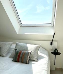 Postel nebo postele na pokoji v ubytování MOLO roof - stylish penthouse with marina view Blankenberge within walking distance from the sea - 15 km from Bruges