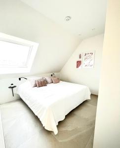 Postel nebo postele na pokoji v ubytování MOLO roof - stylish penthouse with marina view Blankenberge within walking distance from the sea - 15 km from Bruges