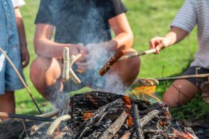 As comodidades para churrasco disponíveis para os clientes desta casa de férias