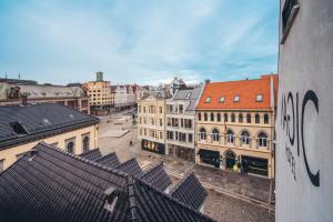 eine Luftaufnahme einer Stadt mit Gebäuden und Dächern in der Unterkunft Magic Hotel Bergen City Center, a member of Radisson Individuals in Bergen