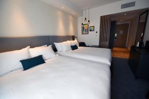 Postel nebo postele na pokoji v ubytování Holiday Inn Dijon Sud - Longvic by IHG