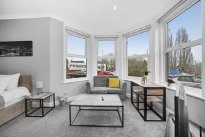 una sala de estar con un sofá y una mesa en Simple Maidstone Gem - Sleeps 2, en Kent