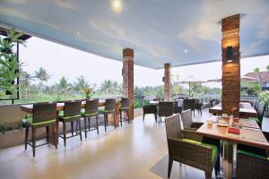 Un restaurante o sitio para comer en Puri Padma Hotel