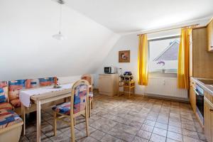 Ruang duduk di Ferienwohnung - Rote Koje Oben