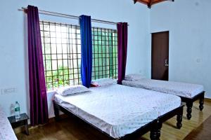 Coffee Crown Homestay - 1KM Falls, Home Food & Coffee Estate客房内的一张或多张床位