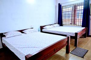 Coffee Crown Homestay - 1KM Falls, Home Food & Coffee Estate客房内的一张或多张床位