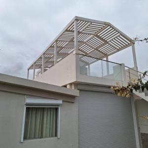 a balcony on the top of a house at Hermosa Casa en Mollendo in Mollendo +5 photos