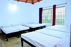 Coffee Crown Homestay - 1KM Falls, Home Food & Coffee Estate客房内的一张或多张床位