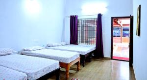 Coffee Crown Homestay - 1KM Falls, Home Food & Coffee Estate客房内的一张或多张床位