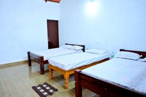Coffee Crown Homestay - 1KM Falls, Home Food & Coffee Estate客房内的一张或多张床位