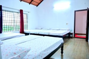 Coffee Crown Homestay - 1KM Falls, Home Food & Coffee Estate客房内的一张或多张床位