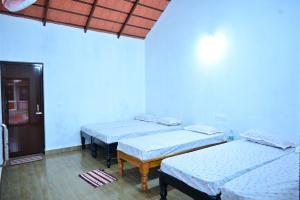 Coffee Crown Homestay - 1KM Falls, Home Food & Coffee Estate客房内的一张或多张床位