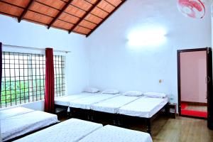 Coffee Crown Homestay - 1KM Falls, Home Food & Coffee Estate客房内的一张或多张床位