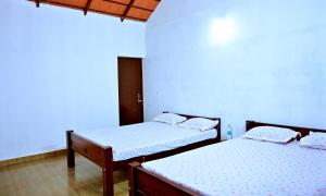 Coffee Crown Homestay - 1KM Falls, Home Food & Coffee Estate客房内的一张或多张床位