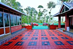 Coffee Crown Homestay - 1KM Falls, Home Food & Coffee Estate外面的花园