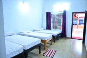 Coffee Crown Homestay - 1KM Falls, Home Food & Coffee Estate客房内的一张或多张床位