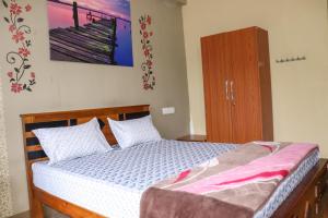 Uma cama ou camas num quarto em Themapleview