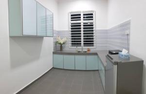 Kuchyň nebo kuchyňský kout v ubytování Canal Dusun Muda Homestay Kota Bharu